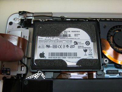 отсоединяем корзину HDD от корпуса